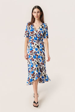 SLKarven Pinted Dress frå Soaked in Luxury kvit og blå/brun mønstrete - Soaked in Luxury