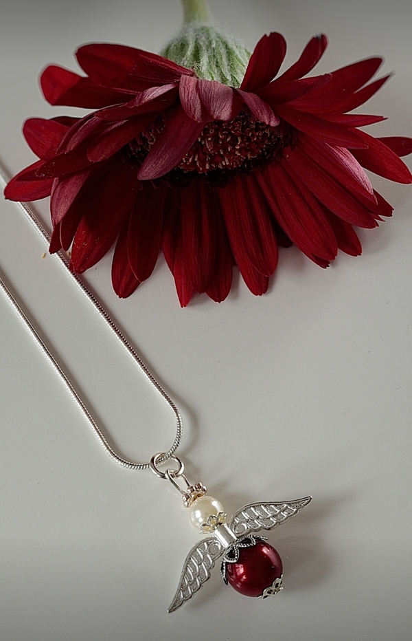 Engle smykke i vinrød kjole