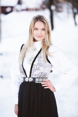 GRÅ PASCAL FESTDRAKT MED KOMPLETT SØLVBELTE OG BUNADSVESKE