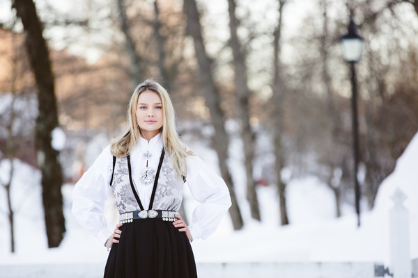 GRÅ PASCAL FESTDRAKT MED KOMPLETT SØLVBELTE OG BUNADSVESKE