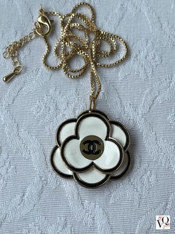 Redesignet Chanel Camellia Flower Smykke Gull - Chanel