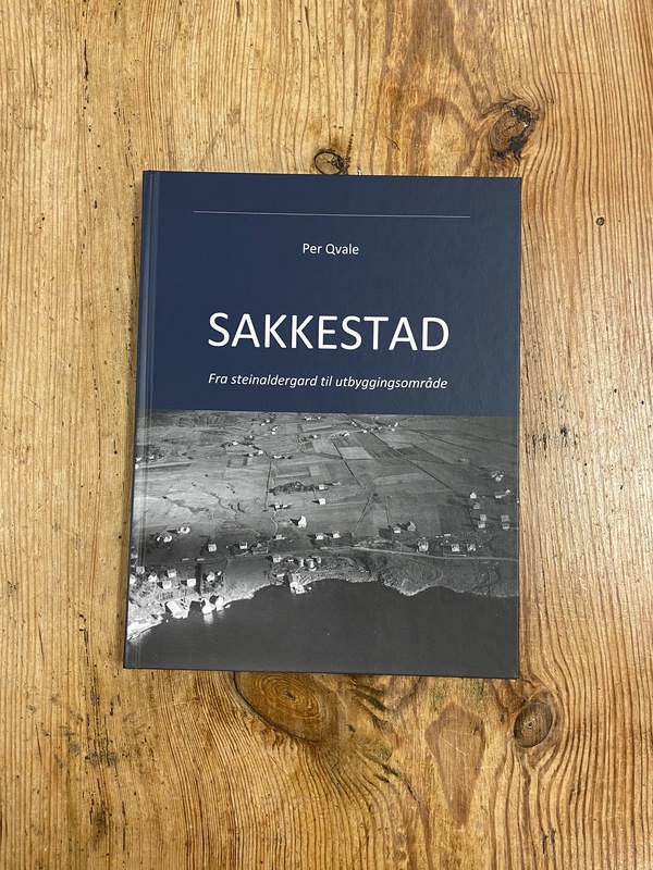 SAKKESTAD : FRA STEINALDERGARD TIL UTBYG