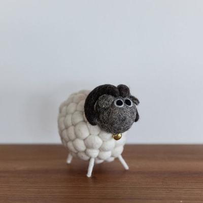 Ullfilt Bukken Vårsnø H9cm  Hvit - UND Signature 