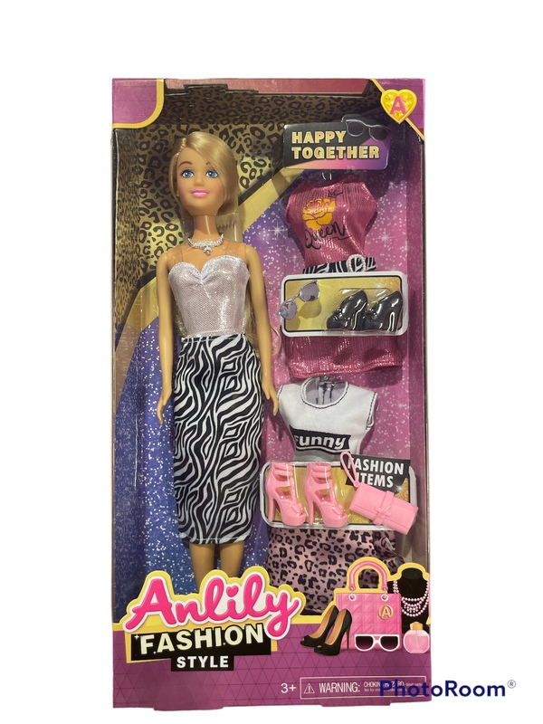 Anlily med ekstra klær og tilbehør