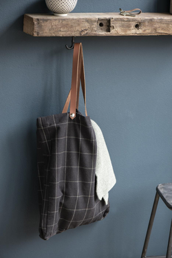 Knagg til å henge under hylle