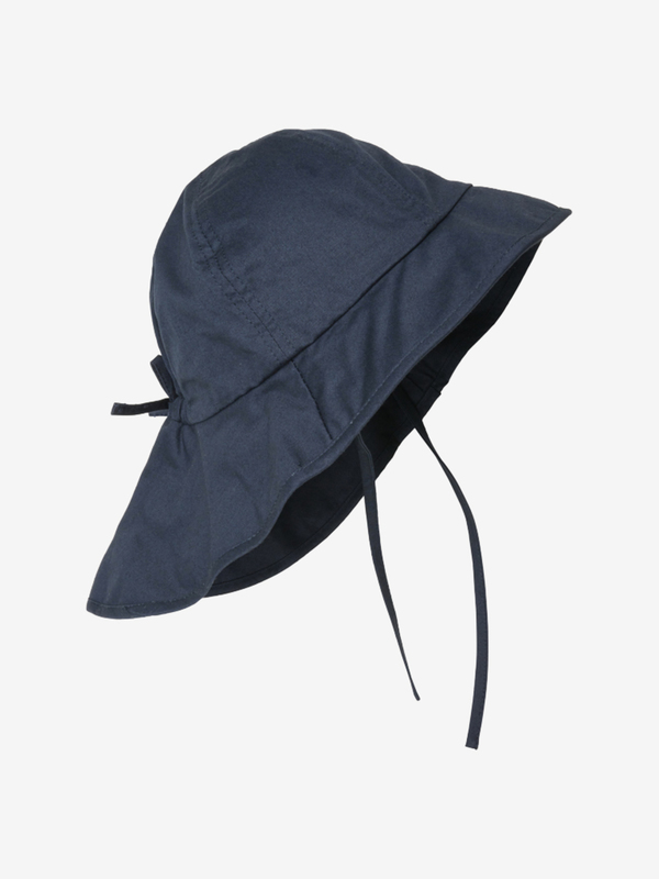 EN FANT SOMMERHATT MED KNYTING