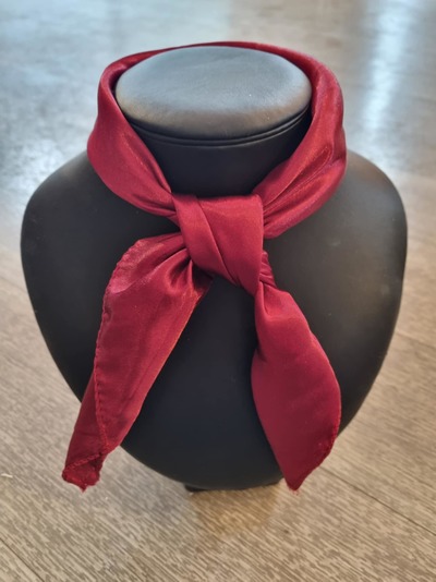 Silke skjerf ensfarget DYP RØD - Guttogpike