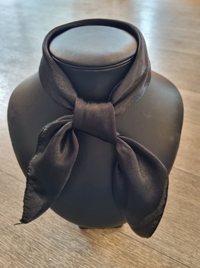 Silke skjerf ensfarget Sort  - Guttogpike