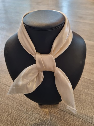 Silke skjerf ensfarget Off White  - Guttogpike