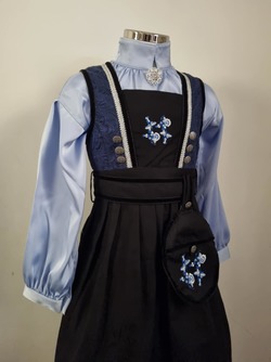 Kristin festdrakt med silkeskjorte, veske, brosje