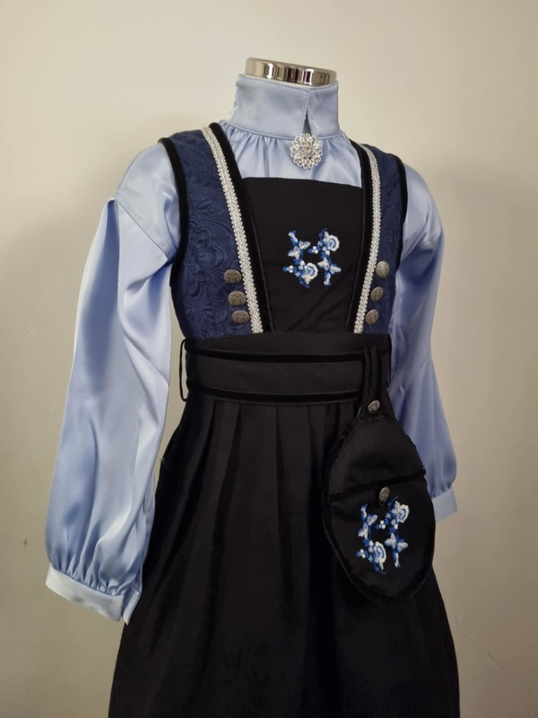 Kristin festdrakt med silkeskjorte, veske, brosje