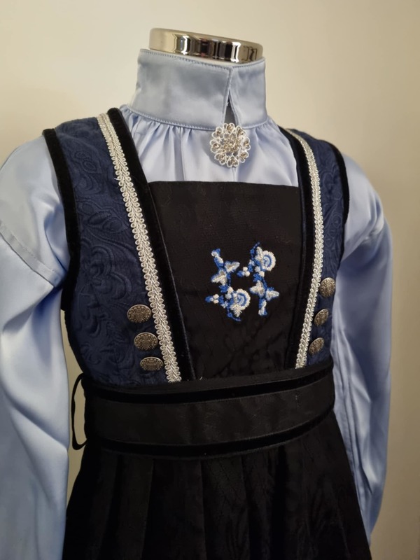 Kristin festdrakt med silkeskjorte, veske, brosje