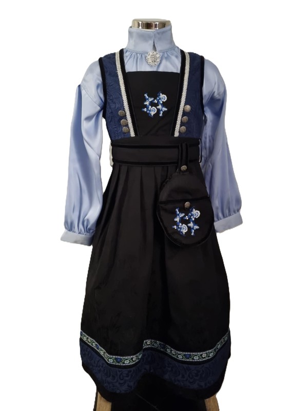 Kristin festdrakt med silkeskjorte, veske, brosje