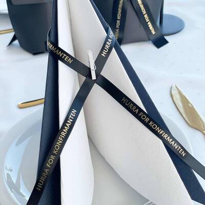 Pyntebånd med tekst 10m Konfirmanten svart med gulltekst - Happystar