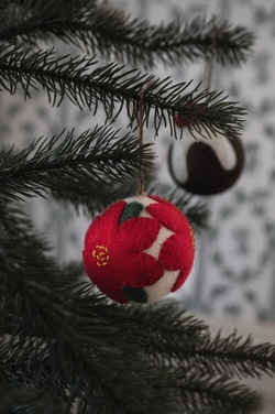 Ullball m/Røde Blomster  - UND Seasonal 