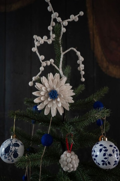 Ullfilt Stilk m/Stor Blomst Hvit - UND Seasonal 