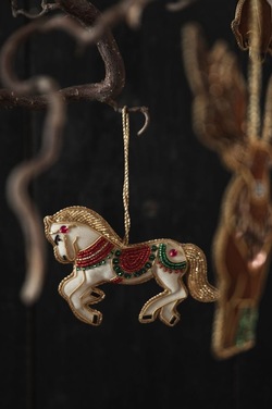 Håndlaget ornament, hest i sprang  - UND Seasonal 