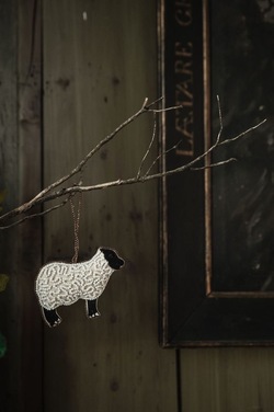 Håndlaget Ornament, Perlesau  - UND Seasonal 