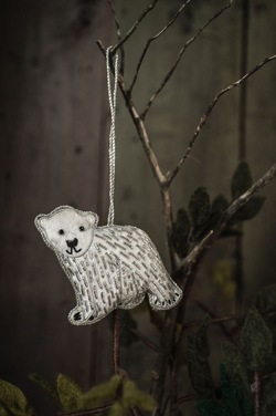 Håndlaget Ornament, Baby Isbjørn   - UND Seasonal 
