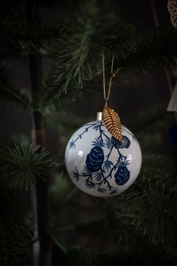 Glasskule Hvit m/Blå Kongler  - UND Seasonal 