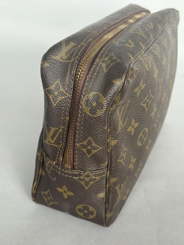 Louis Vuitton Toiletry 28