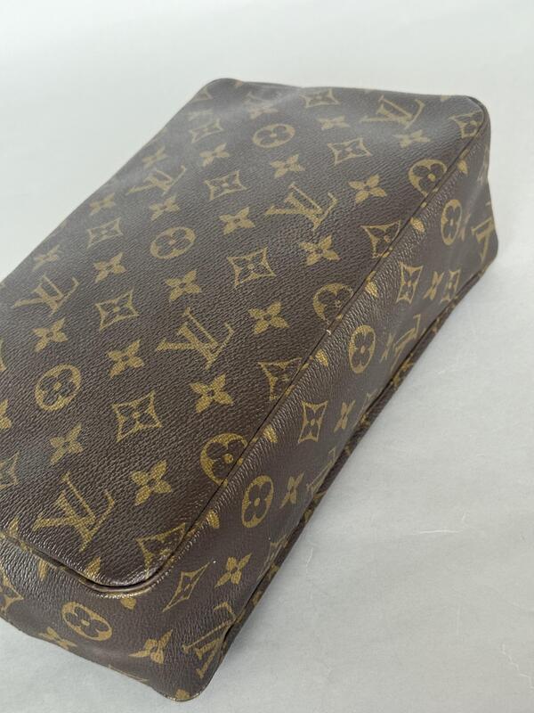 Louis Vuitton Toiletry 28
