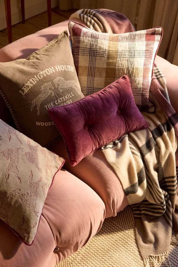 Knappet pute i økologisk bommulsfløyel