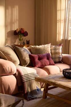 Stein/burgunder rutet pledd i resirkulert ull