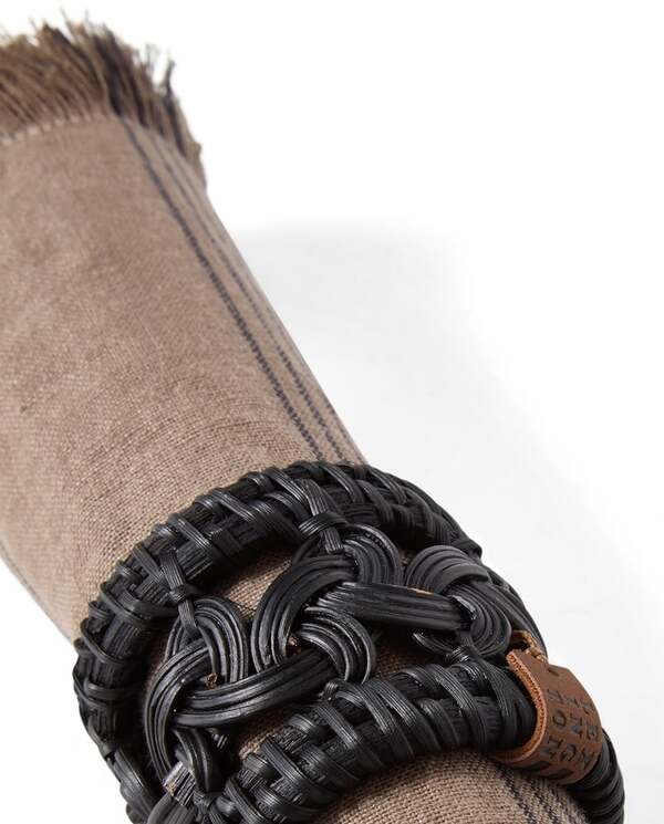 Stripet lin/bomull-serviett med frynser