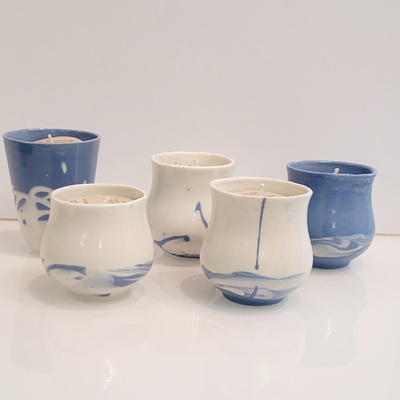 Porselenskopp m/lys, håndstøpt kopp og håndstøpt lys Blå m/hvit dekor, smal høy - Mortensen Design