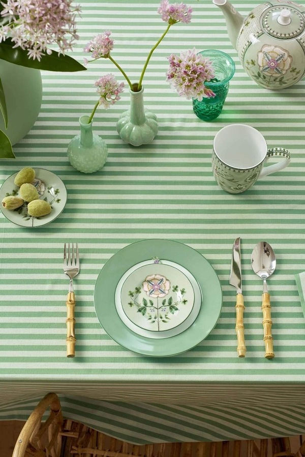 Lily & Lotus Petit Four 12cm