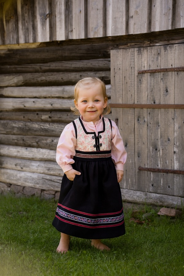 Oline "liten" Festdrakt med silke bluse