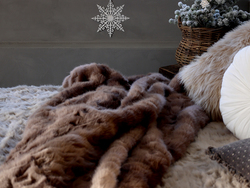 Pledd i imitert skinn. Chokolade Chokolade - Hyttestil