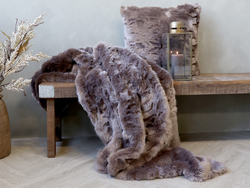 Pledd i imitert skinn. Chokolade Chokolade - Hyttestil