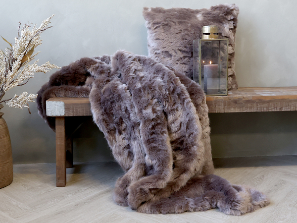 Pledd i imitert skinn. Chokolade