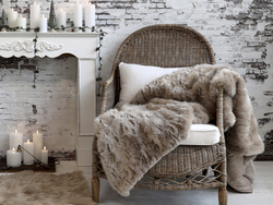 Pledd i imitert skinn. Chokolade Antique latte - Hyttestil