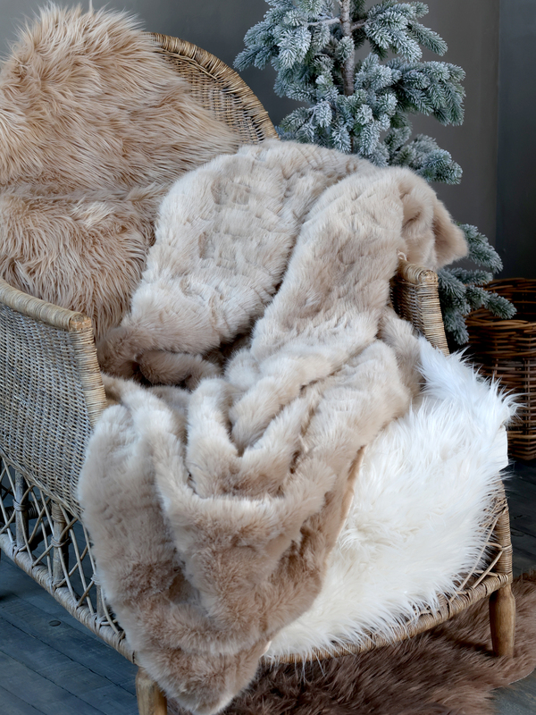 Pledd i imitert skinn. Chokolade