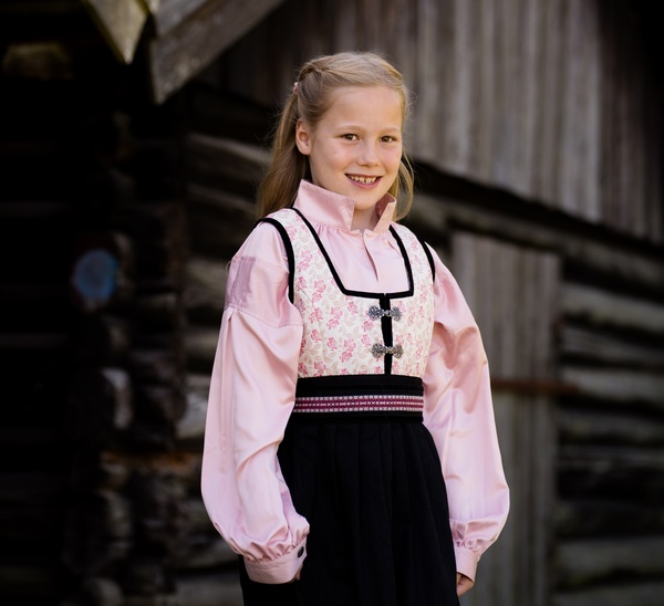 Oline Flower Festdrakt Silkebluse Veske