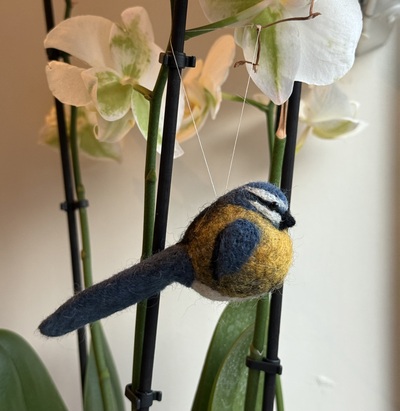 Blåmeis - dekor i ull Flerfarget - Asrkunst