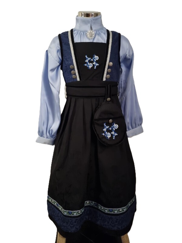 Kristin festdrakt med silkeskjorte, veske, brosje