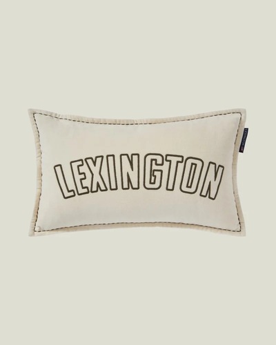 Lexington Logo Pute i Økologisk Bomullsfløyel - 50x30cm Lys Beige/Oliven - Lexington
