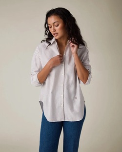 Oversied skjorte i lykocellblanding, beige/hvit striper Beige/White Stripe  - Lexington