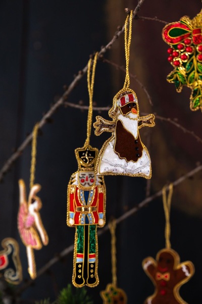 UND Håndlaget Ornament  Nøtteknekker Rød - UND Seasonal 