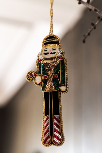 UND Håndlaget Ornament  Nøtteknekker Grønn - UND Seasonal 