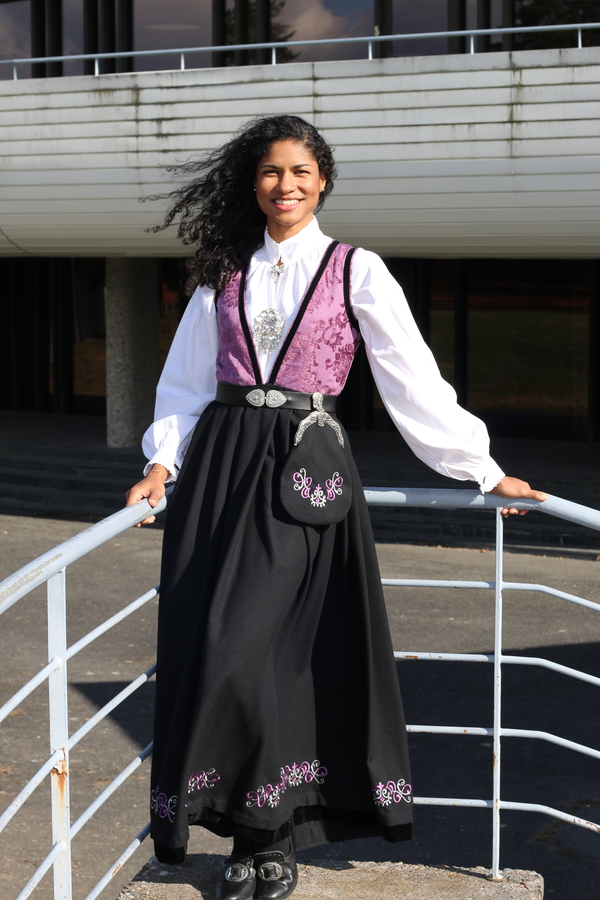 Lilla Pascal Festdrakt til dame