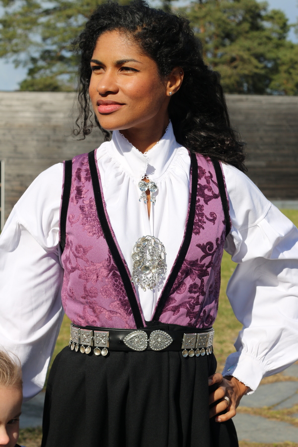 Lilla Pascal Festdrakt til dame