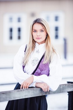 Lilla Pascal Festdrakt til dame