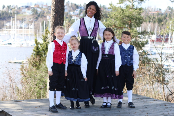 Lilla Pascal Festdrakt til dame